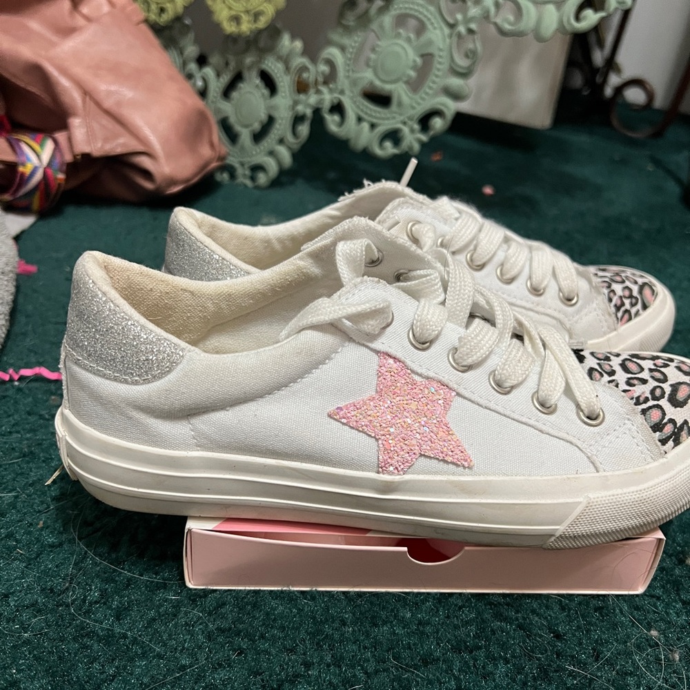 Very G star shoes. Pink and white with star and leopard print. Only worn twice.